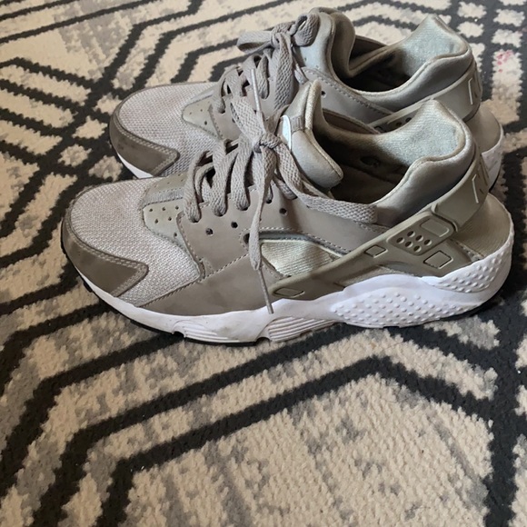 Nike shoe - Picture 2 of 5